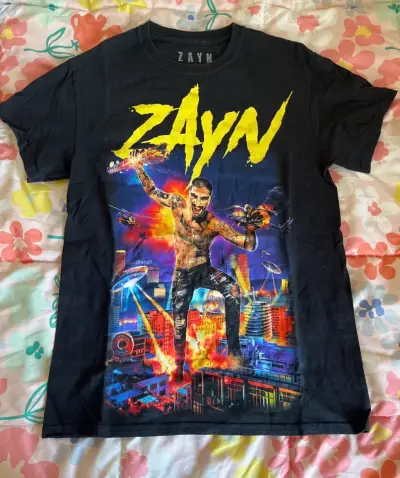 Polera negra Zayn con diseño gráfico - miniatura 1