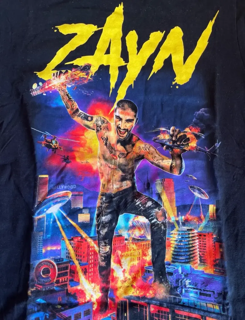 Polera negra Zayn con diseño gráfico - 2
