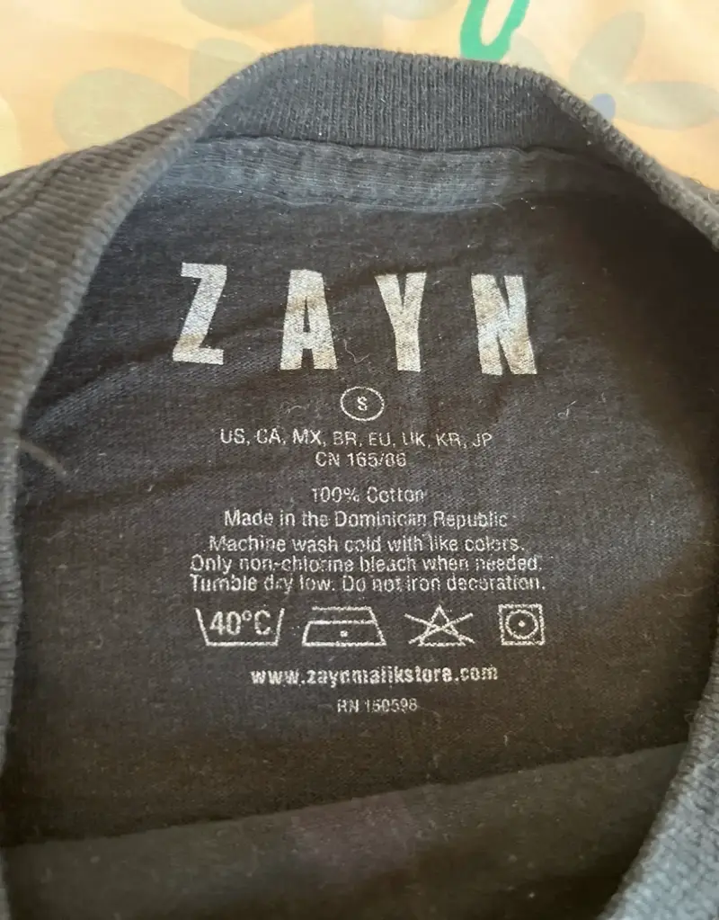 Polera negra Zayn con diseño gráfico - 3