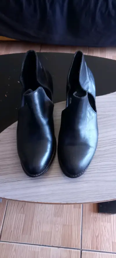 Zapatos de cuero negro para hombre en buen estado - miniatura 1