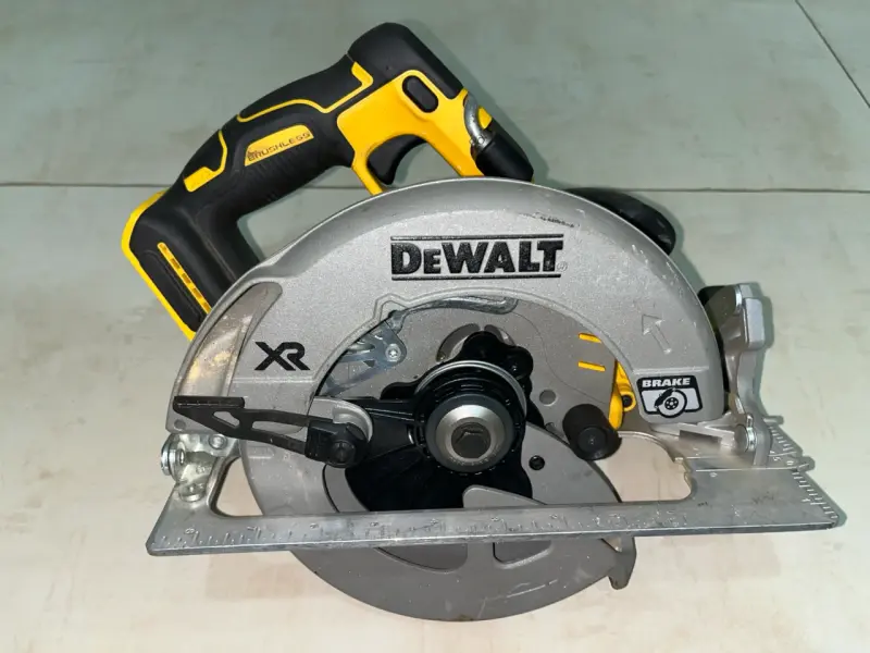 Sierra Circular Inalámbrica DeWalt XR Brushless - 1