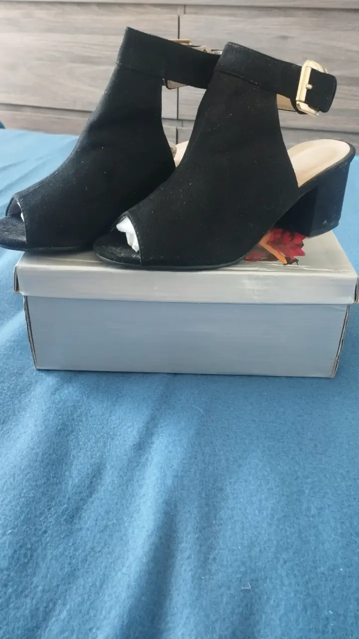 Sandalias negras de tacón con hebilla dorada - 1