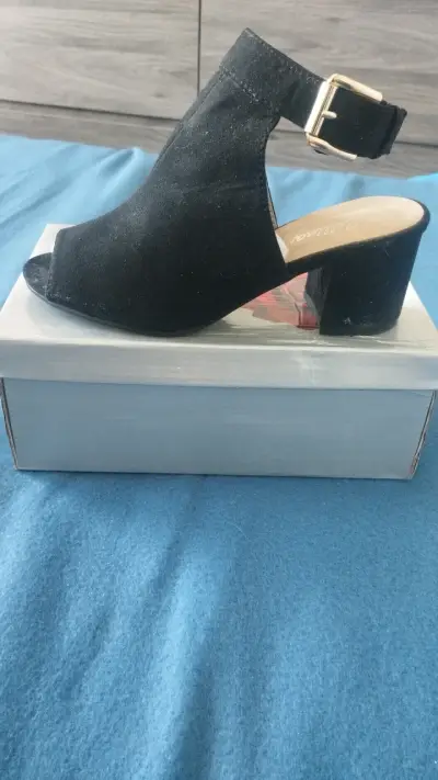 Sandalias negras de tacón con hebilla dorada - miniatura 2