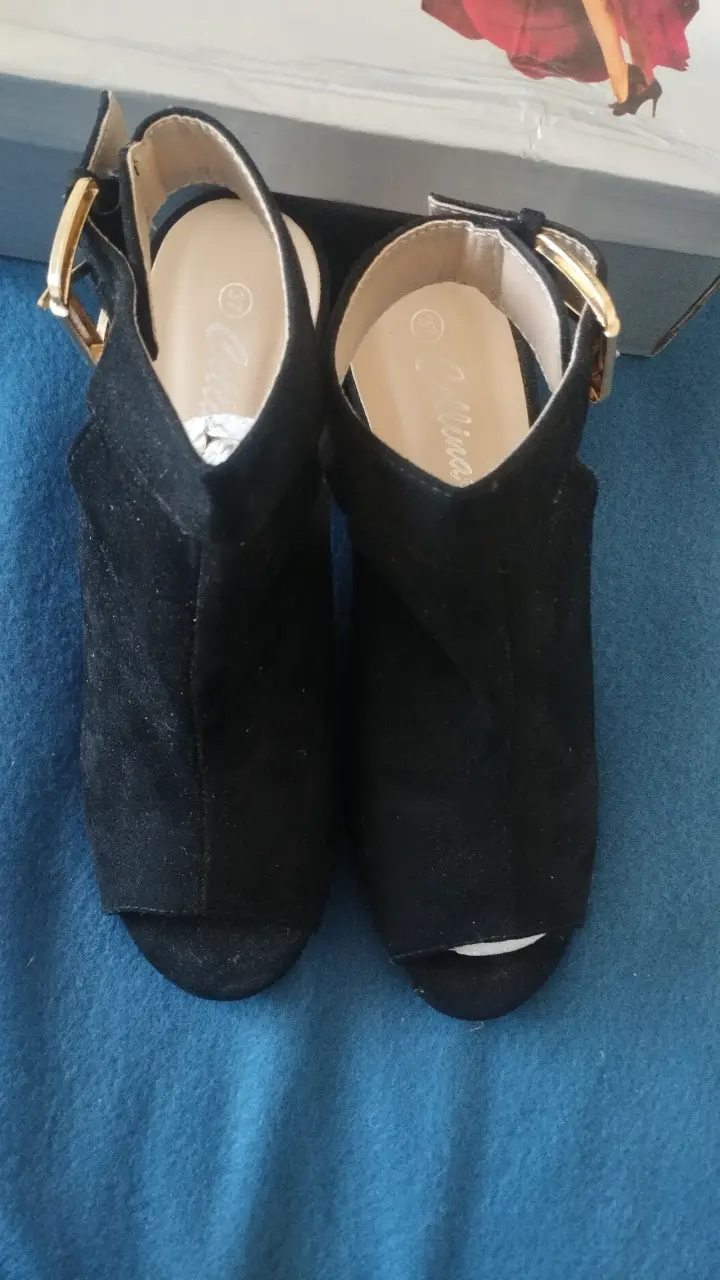 Sandalias negras de tacón con hebilla dorada - 3