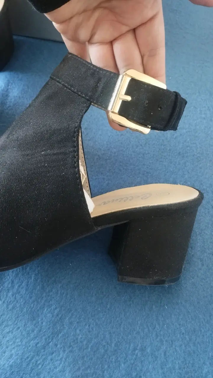 Sandalias negras de tacón con hebilla dorada - 4