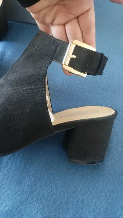 Sandalias negras de tacón con hebilla dorada - miniatura 4