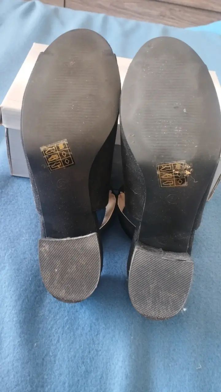 Sandalias negras de tacón con hebilla dorada - 5