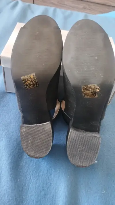 Sandalias negras de tacón con hebilla dorada - miniatura 5