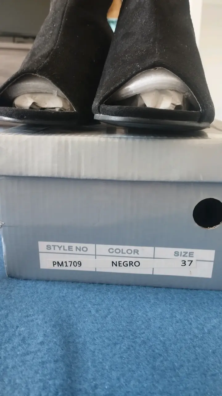 Sandalias negras de tacón con hebilla dorada - 6