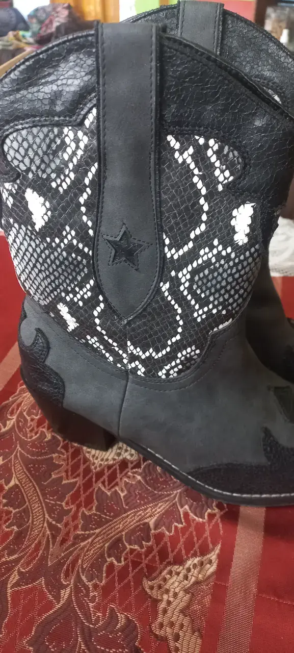 Botas vaqueras negras con diseño de serpiente - 1