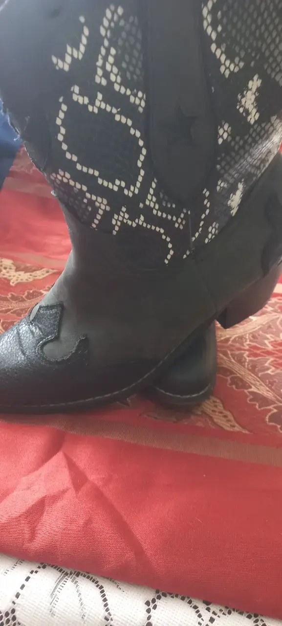 Botas vaqueras negras con diseño de serpiente - 2