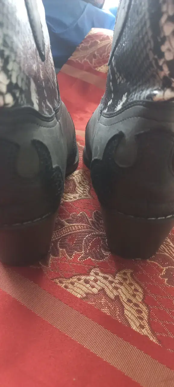 Botas vaqueras negras con diseño de serpiente - 3