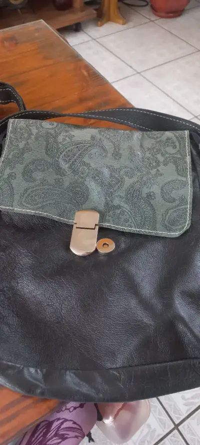 Cartera de cuero negra con solapa estampada - miniatura 1