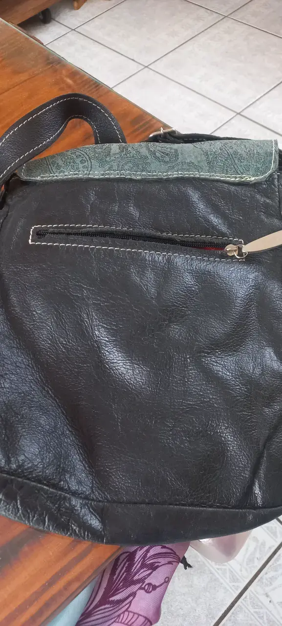 Cartera de cuero negra con solapa estampada - 2
