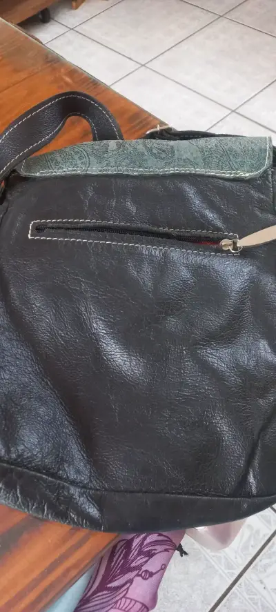Cartera de cuero negra con solapa estampada - miniatura 2