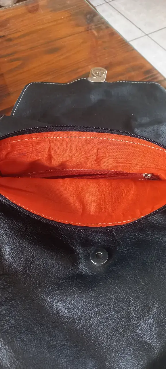 Cartera de cuero negra con solapa estampada - 3