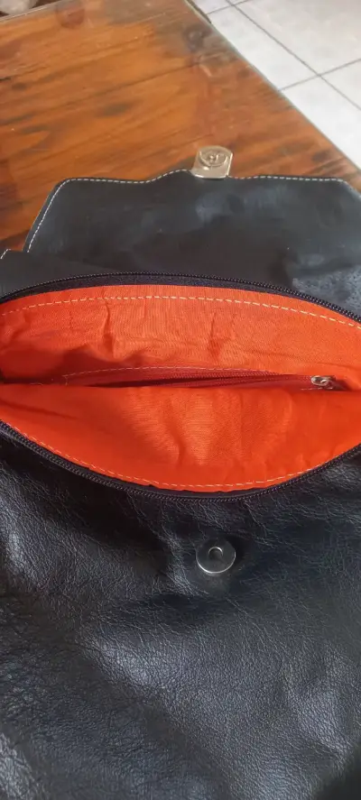 Cartera de cuero negra con solapa estampada - miniatura 3