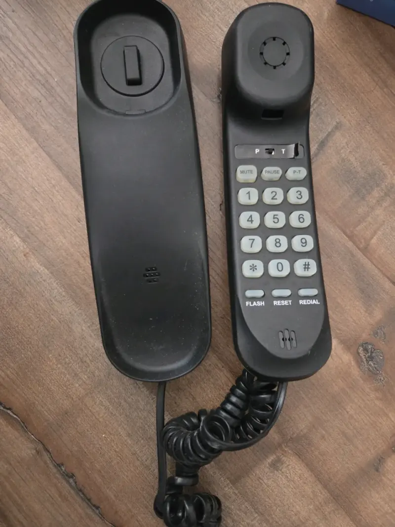 Teléfono fijo con cable negro básico