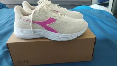 Zapatillas deportivas Diadora blancas y rosadas - miniatura 1