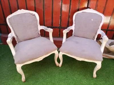 Sillones vintage de madera con cojines grises - miniatura 1