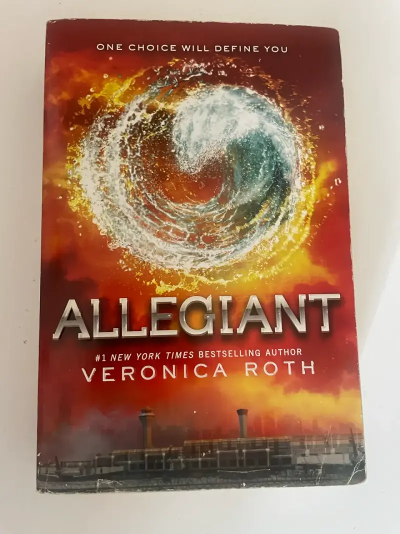 Libro Allegiant de Veronica Roth en inglés