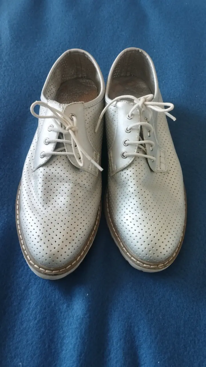 Zapatos de cuero perforado plateados para mujer
