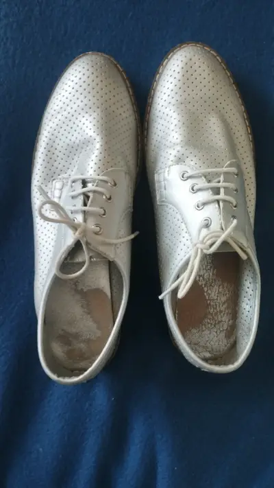 Zapatos de cuero perforado plateados para mujer - miniatura 2