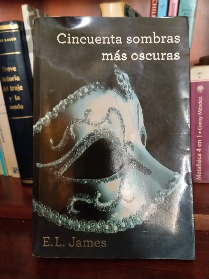 Libro Cincuenta Sombras Más Oscuras de E.L. James