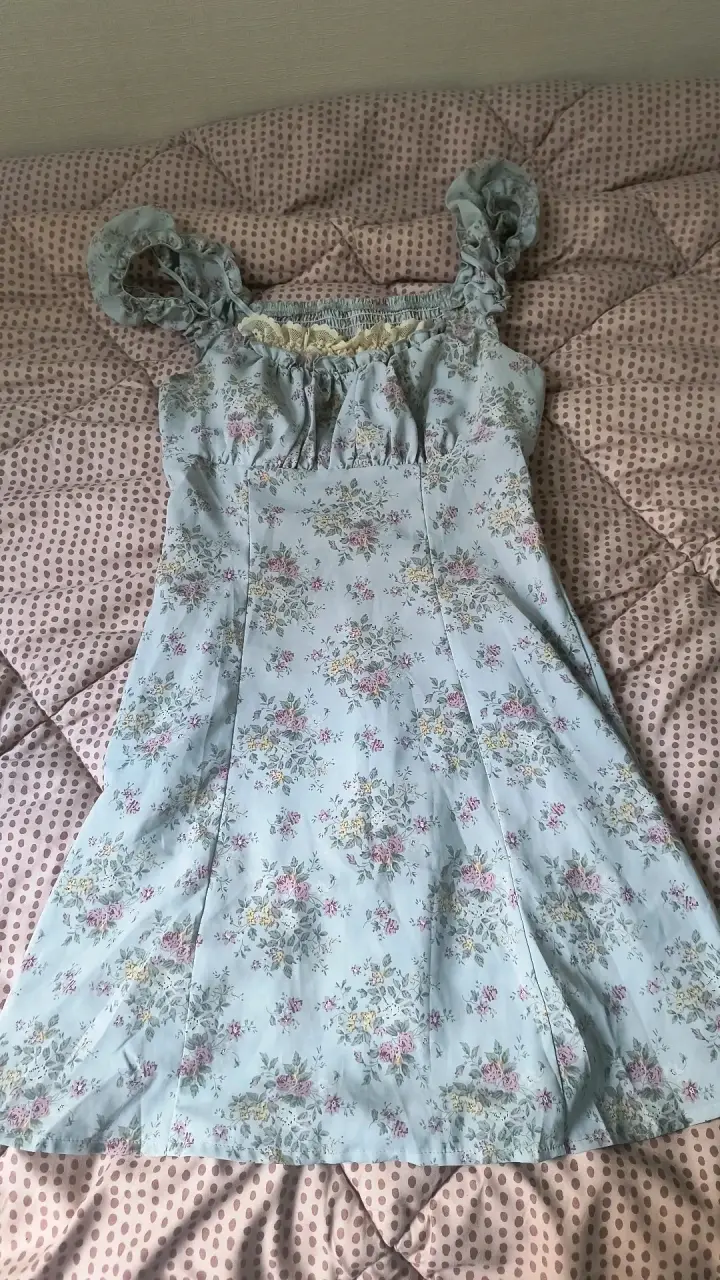 Vestido floral azul con volantes - 1