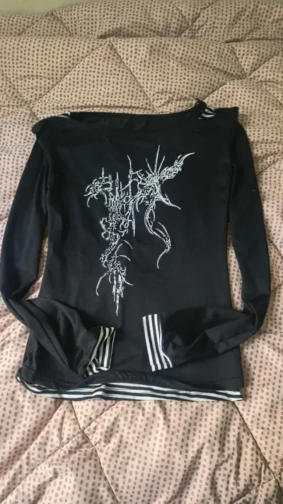 Polera negra con diseño gráfico y rayas - miniatura 1