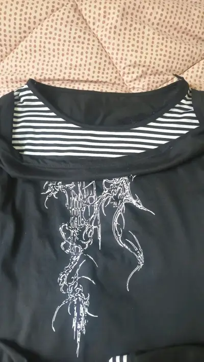 Polera negra con diseño gráfico y rayas - miniatura 2