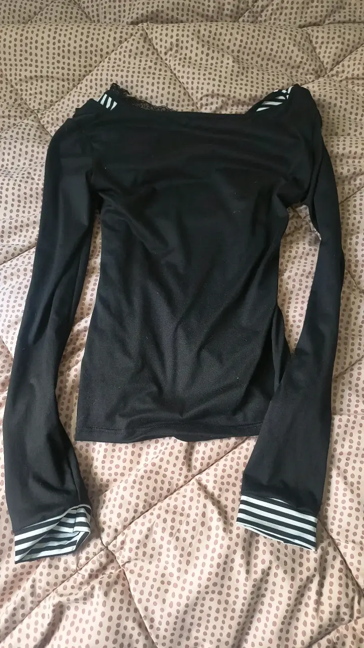 Polera negra con diseño gráfico y rayas - 3