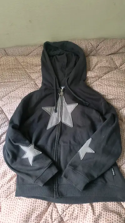 Polerón con capucha negro con estrellas - miniatura 1