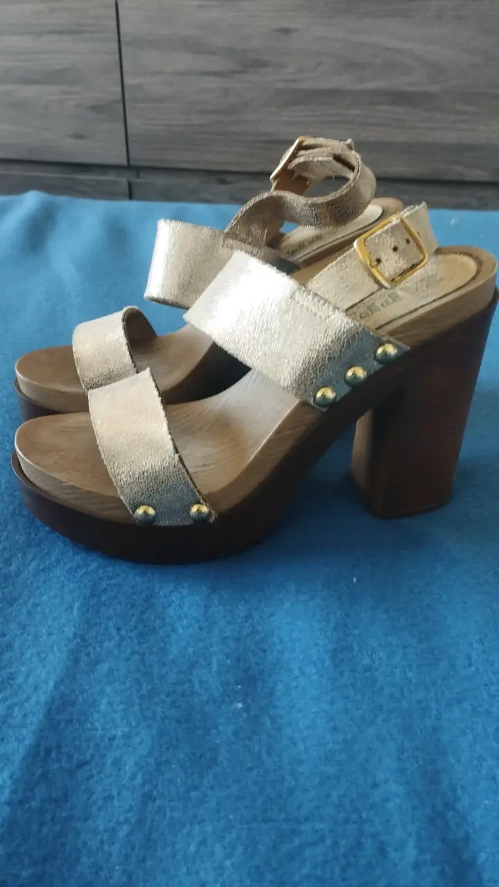 Sandalias de tacón alto doradas para mujer
