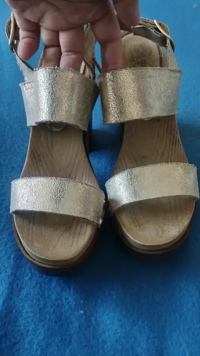 Sandalias de tacón alto doradas para mujer - miniatura 2