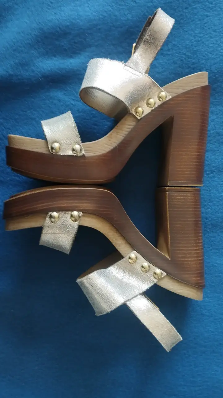 Sandalias de tacón alto doradas para mujer - 3