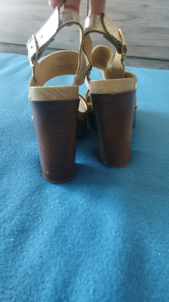 Sandalias de tacón alto doradas para mujer - 4