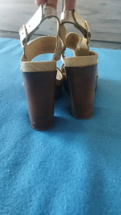 Sandalias de tacón alto doradas para mujer - miniatura 4