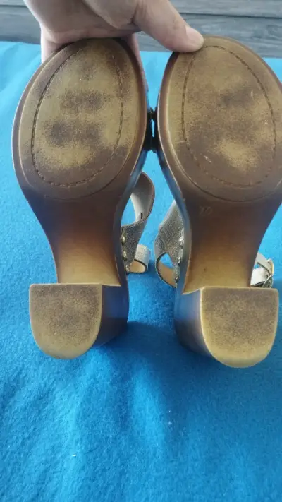 Sandalias de tacón alto doradas para mujer - miniatura 6