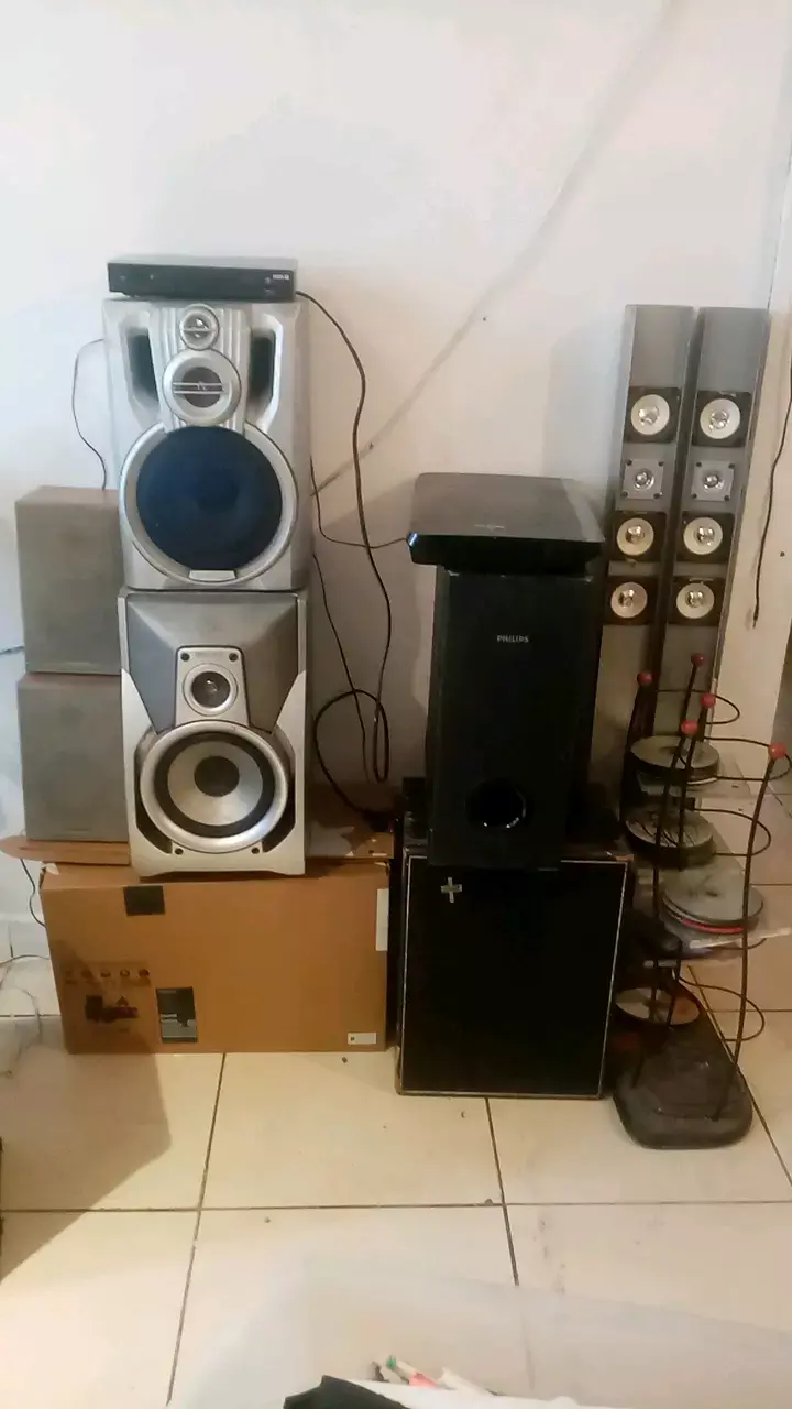 Sistema de sonido con parlantes y subwoofer - 1