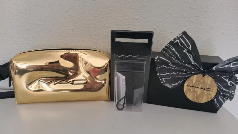 Set de belleza MAC con neceser dorado