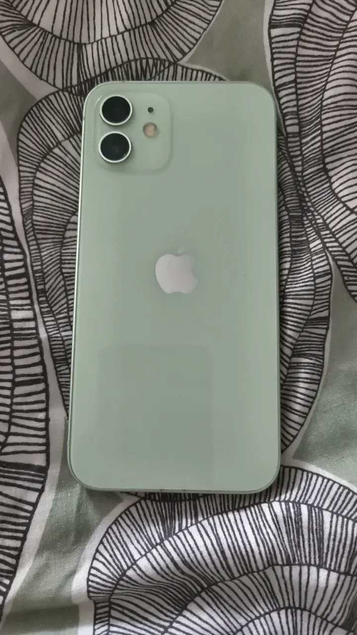 iPhone 12 en buen estado color verde - 2