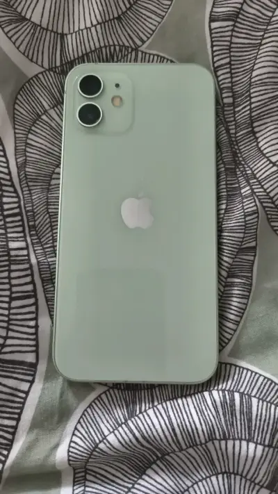iPhone 12 en buen estado color verde - miniatura 2