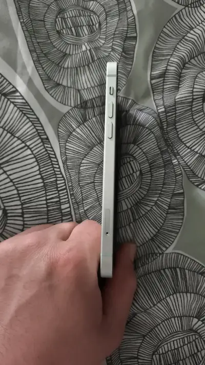 iPhone 12 en buen estado color verde - miniatura 4