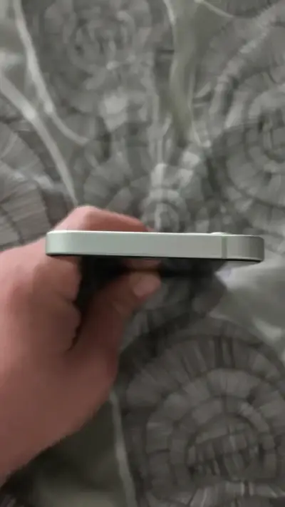 iPhone 12 en buen estado color verde - miniatura 5
