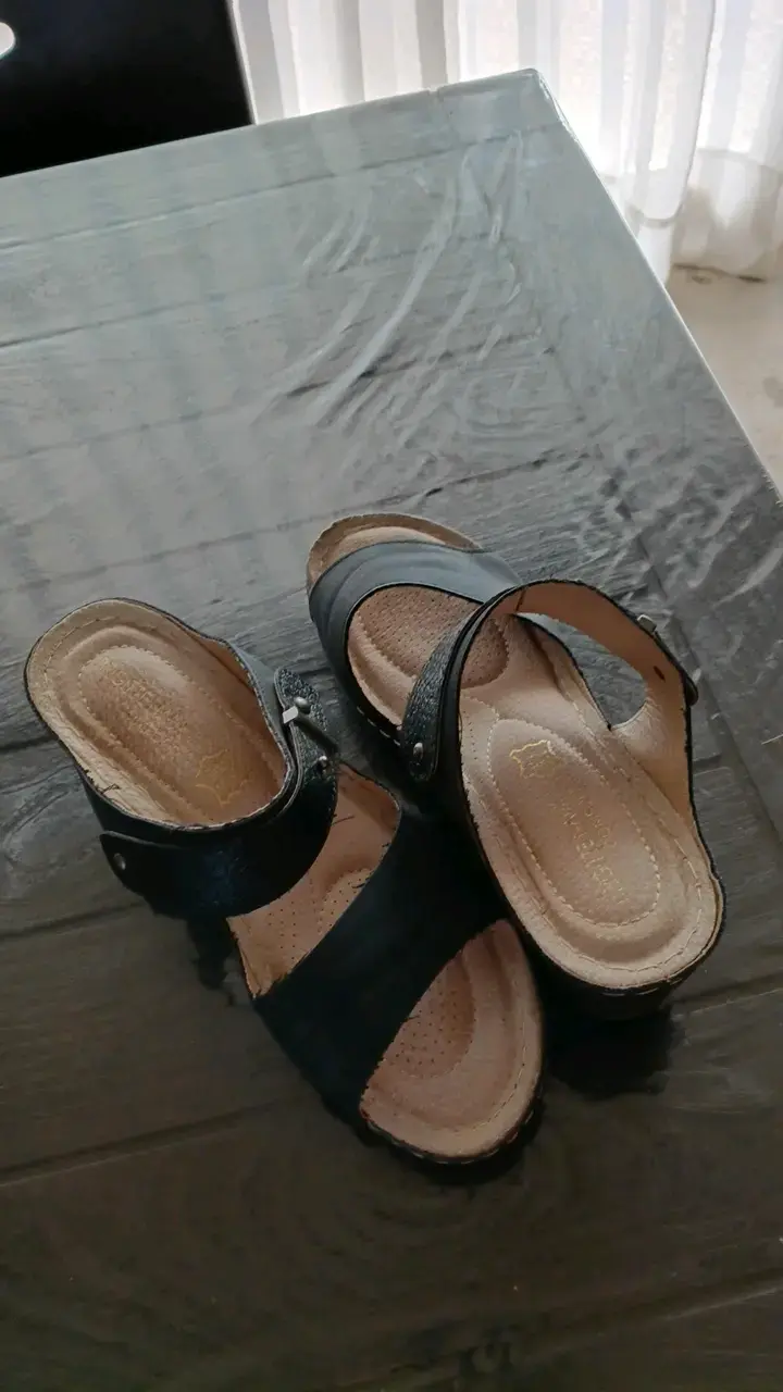 Sandalias negras de cuero para mujer - 1