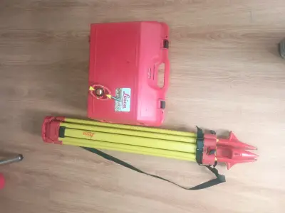 Estación Total Leica Geosystems con Trípode y Estuche - miniatura 1