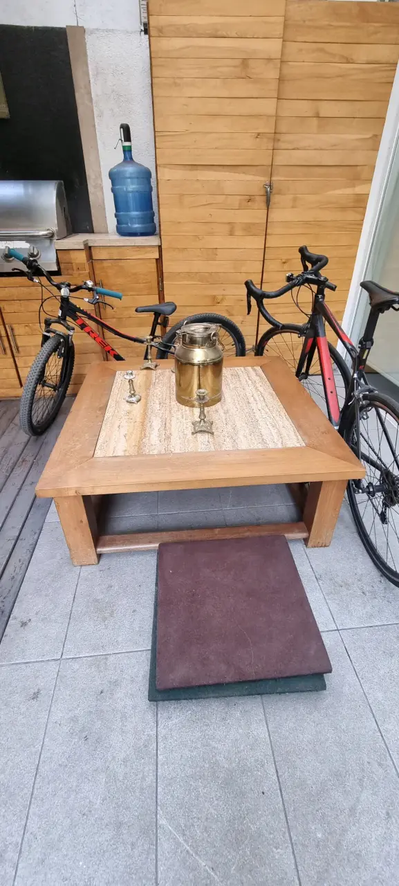 Mesa de centro de madera con superficie de mármol