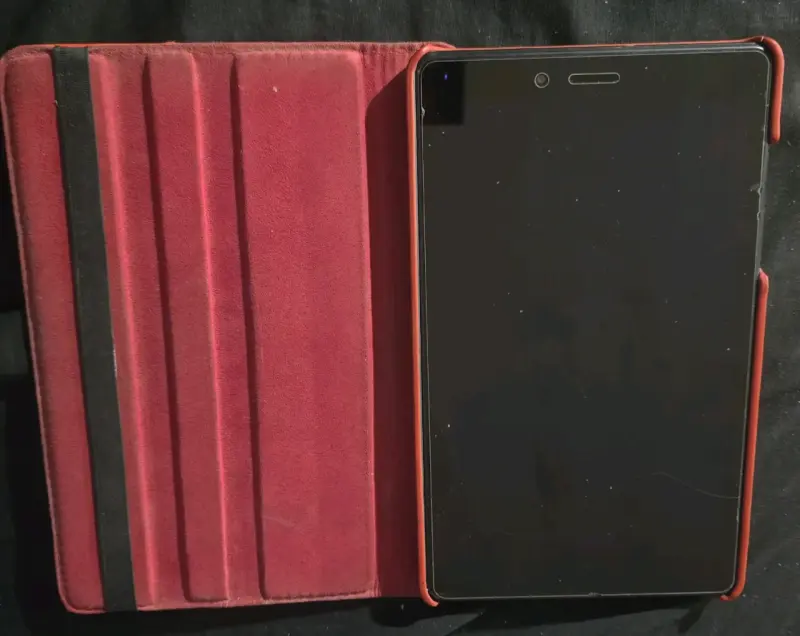 Tablet Samsung Galaxy Tab A con funda roja - 1