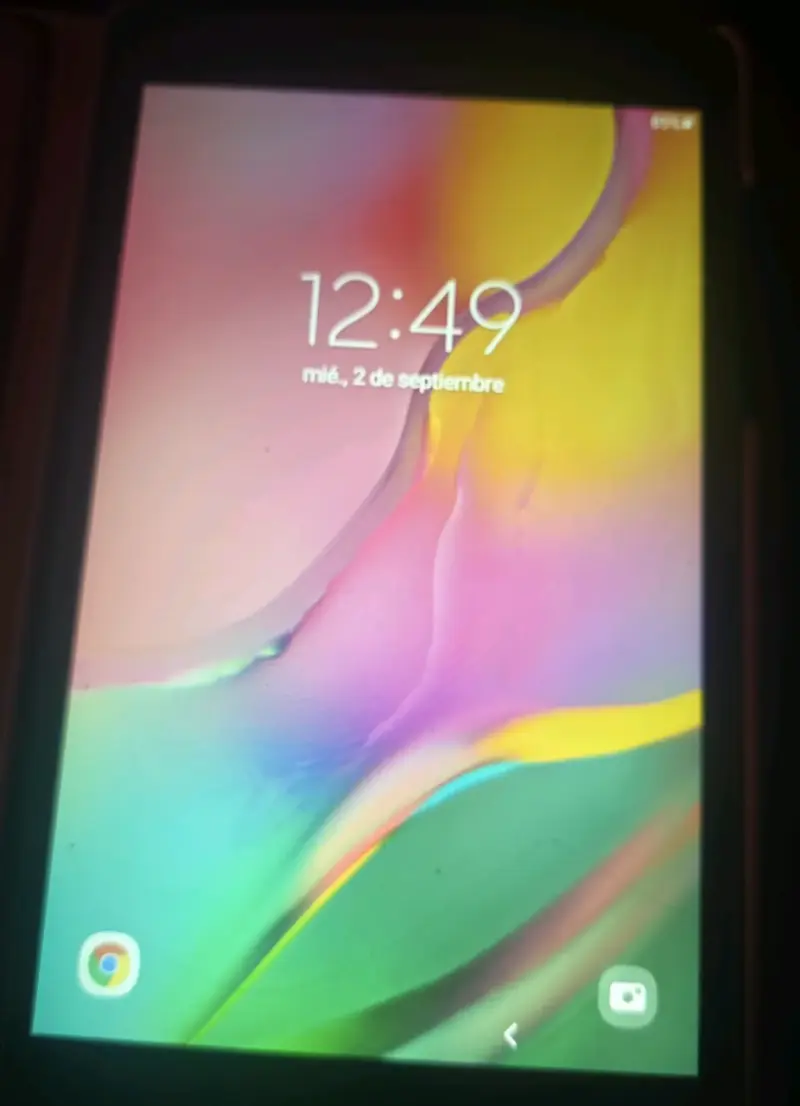 Tablet Samsung Galaxy Tab A con funda roja - 2